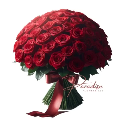 Ramo Buchón with 100 red roses, elegantly tied with a satin ribbon, representing love and admiration.